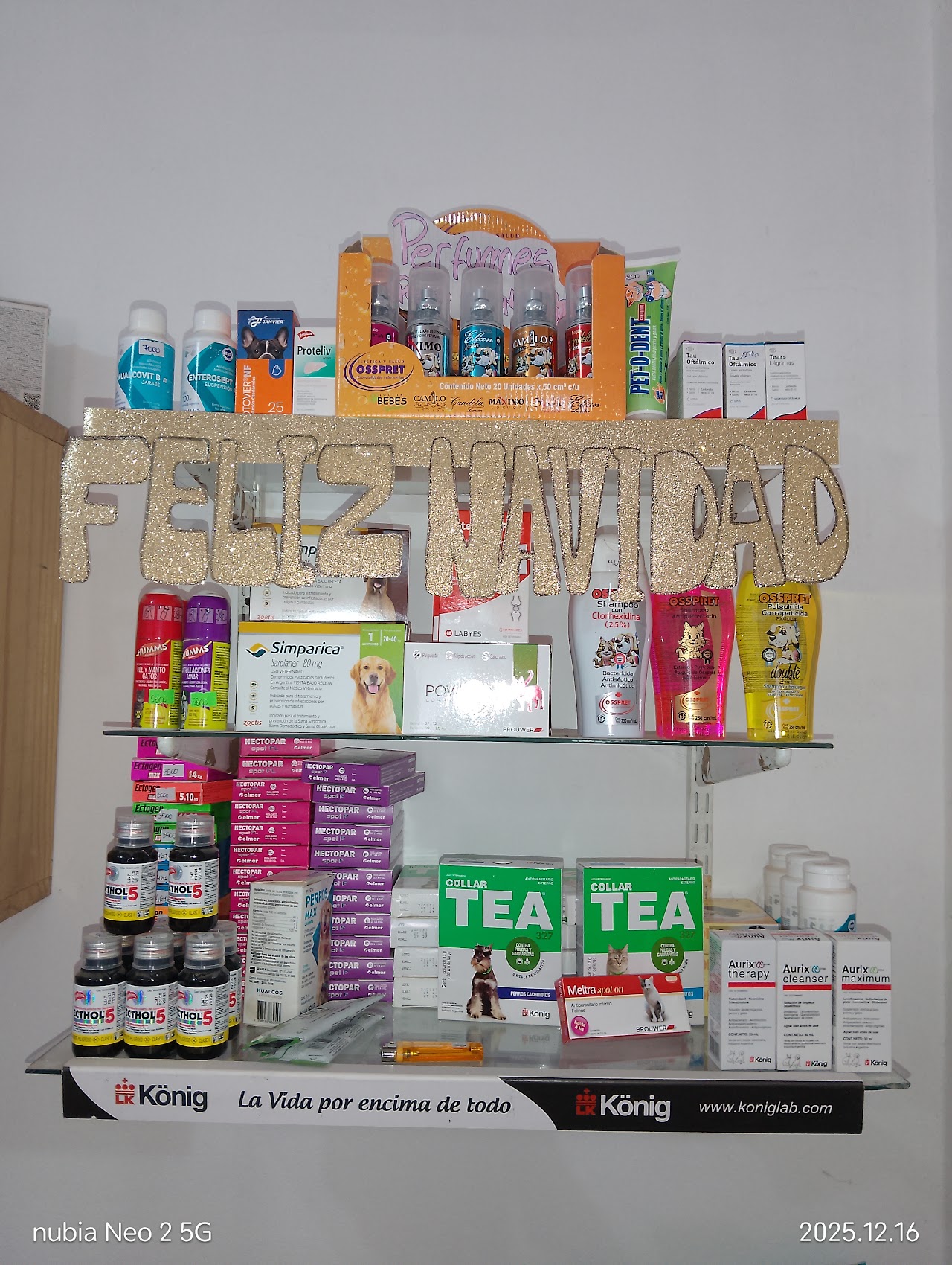 Estantería de farmacia veterinaria con productos antiparasitarios y de cuidado animal en Centro Médico Veterinario Corrientes